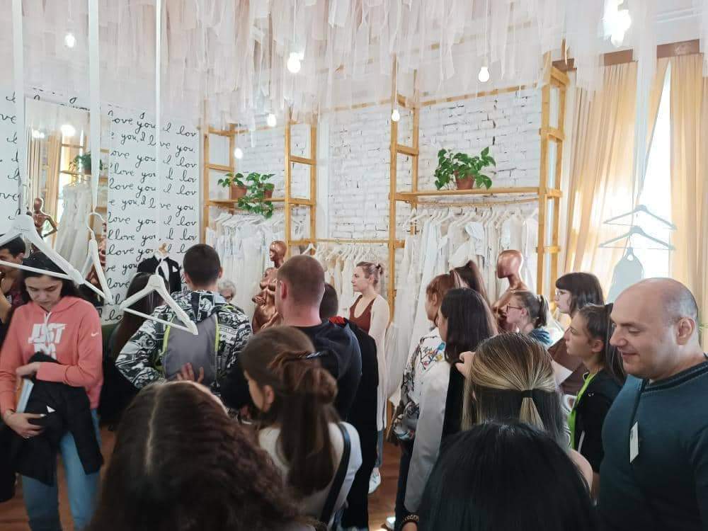 Cei 30 de elevi români și bulgari au fost în vizite de lucru la antreprenori de succes din Craiova: (de la stânga la dreapta) Adina Constantinescu, Ramona Mironeasa, Rebecca Ciucă, Valentina Pandia