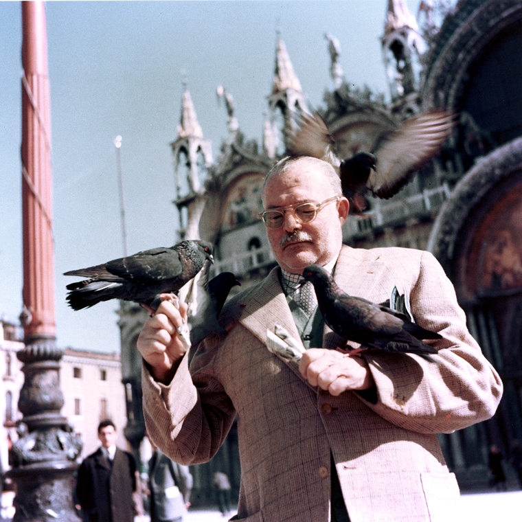 Ernest Hemingway cu porumbei în Piaţa San Marco, Veneția, Italia, în 1954 (Colecția de fotografii Ernest Hemingway, Biblioteca și Muzeul Prezidențial John F. Kennedy, Boston)