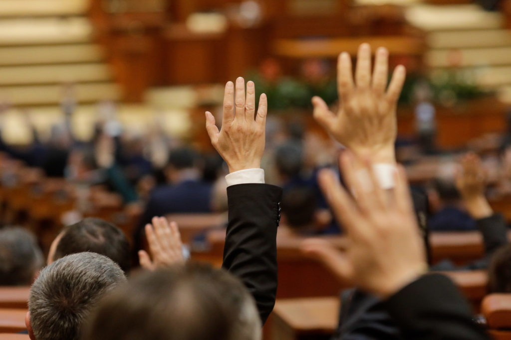 Parlamentul aprobă dislocarea temporară de trupe americane în România