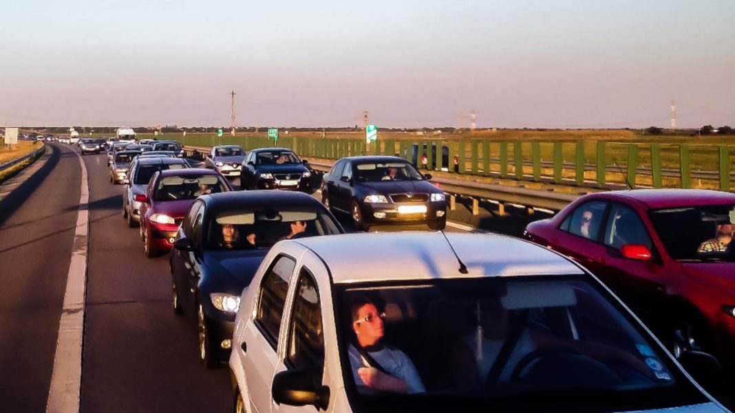 Circulația se desfășoară doar pe banda de urgență, valorile de trafic fiind în creștere