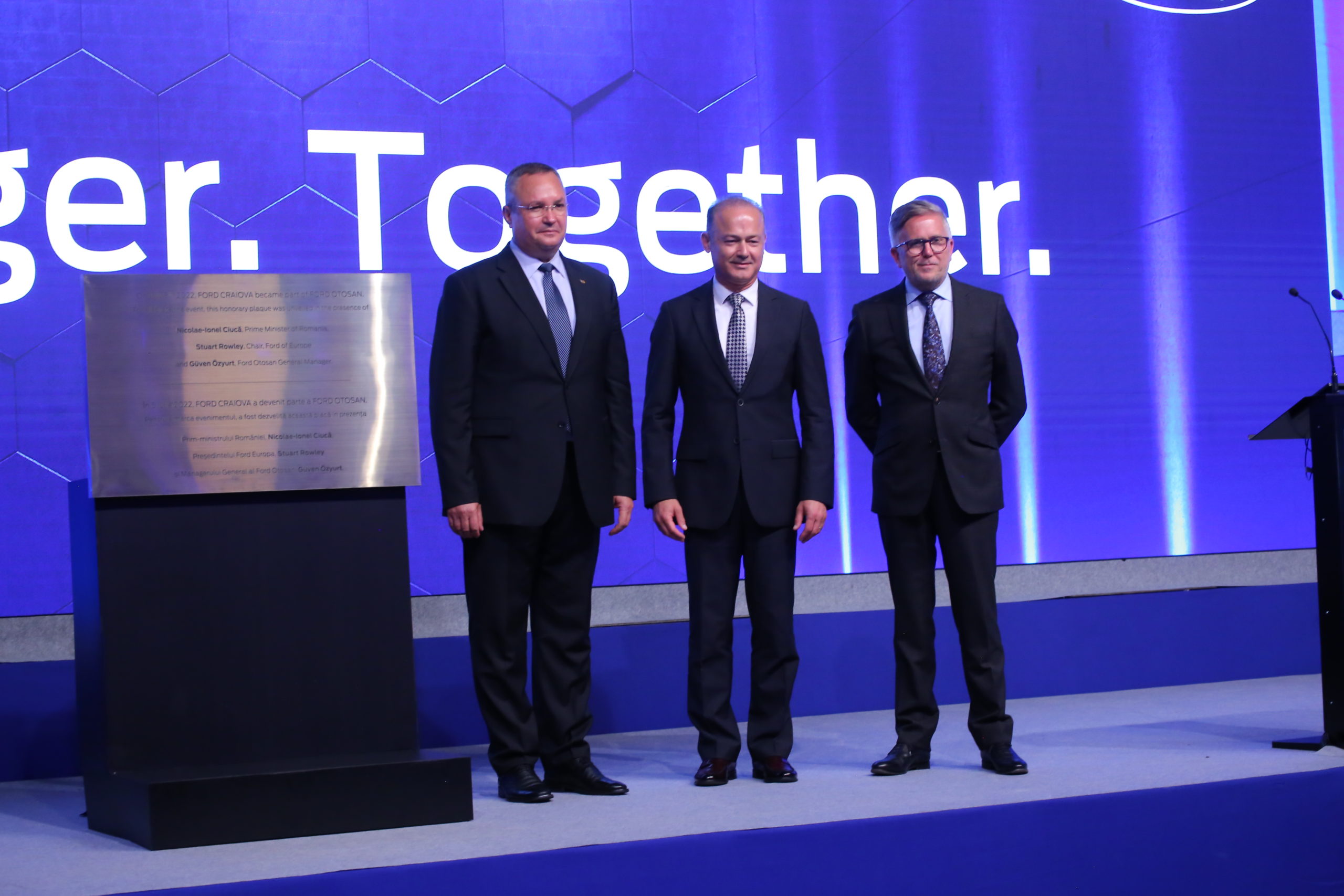 Premierul Nicolae Ciucă, managerul general Ford Otosan, Güven Özyurt, şi președinte Ford Europa, Stuart Rowley