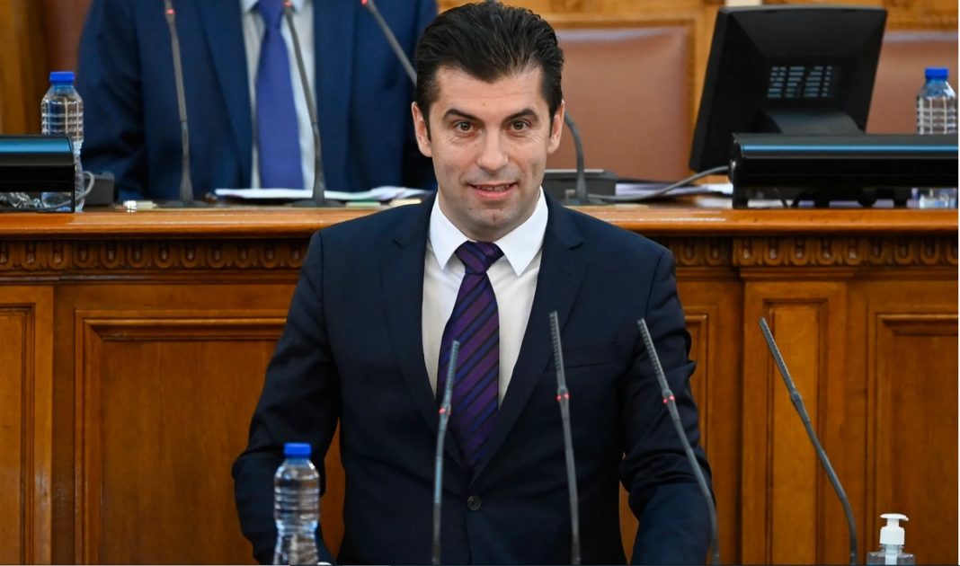 Coaliţia guvernamentală formată din patru partide condusă de premierul Kiril Petkov şi-a pierdut majoritatea parlamentară în iunie, după ce partidul populist „Există un Astfel de Popor” a ieşit din coaliţie