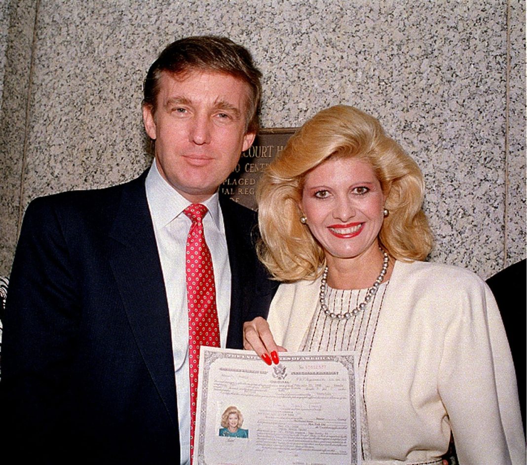 Donald Trump alături de soția sa Ivana, care tocmai obținuse, în 1988, cetățenia americană
