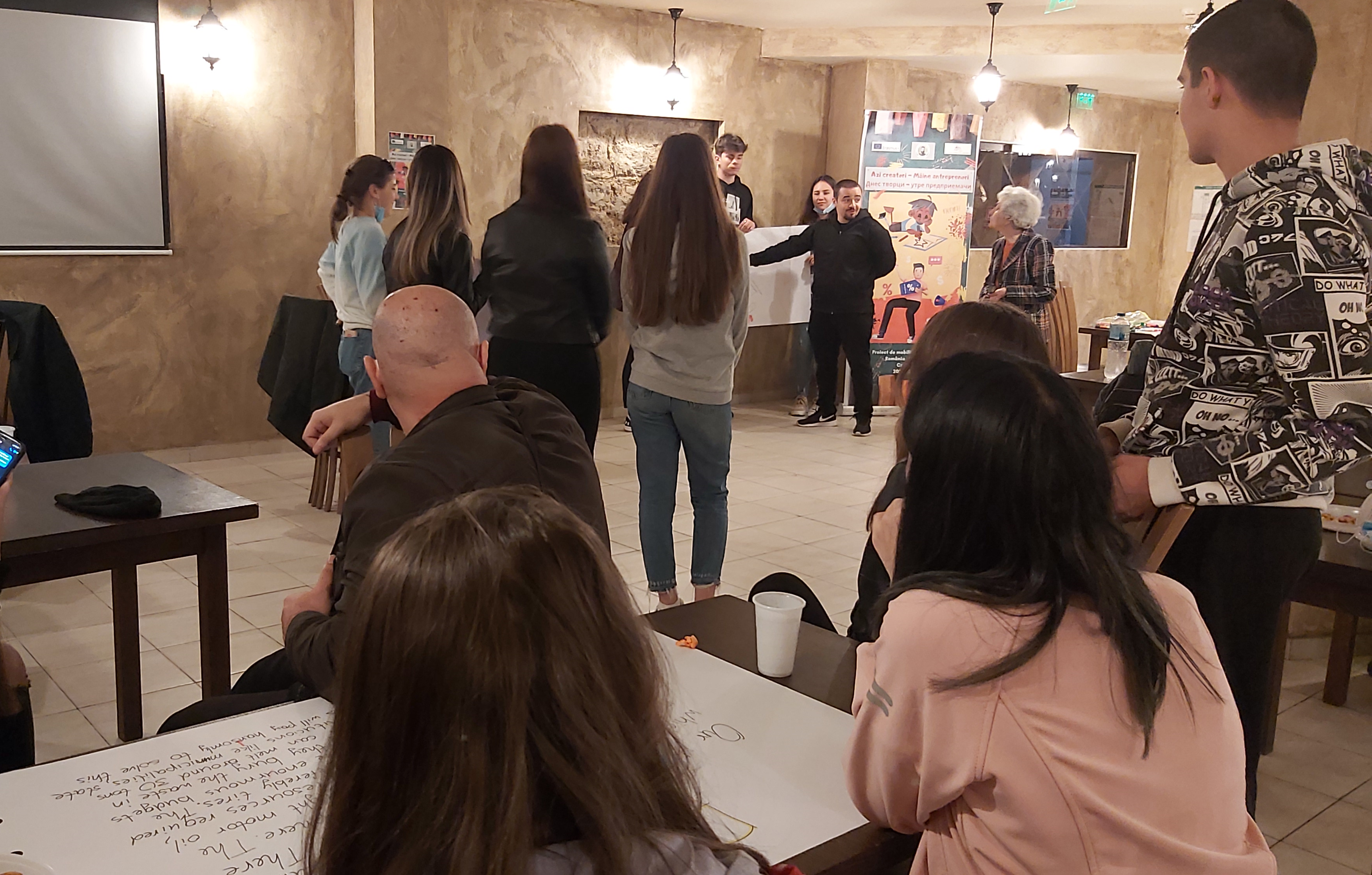 Împărțiți în grupuri mixte, elevii din Craiova și Oreahovo și-au schițat și prezentat propriile proiecte de afaceri, pe care le vor finaliza în cea de-a doua activitate, din România