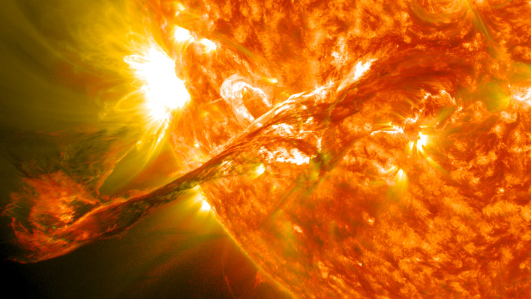 Experții NOAA au remarcat că fluxul de vânt solar vine dintr-o „gaură asemănătoare unui ciclop din atmosfera soarelui”