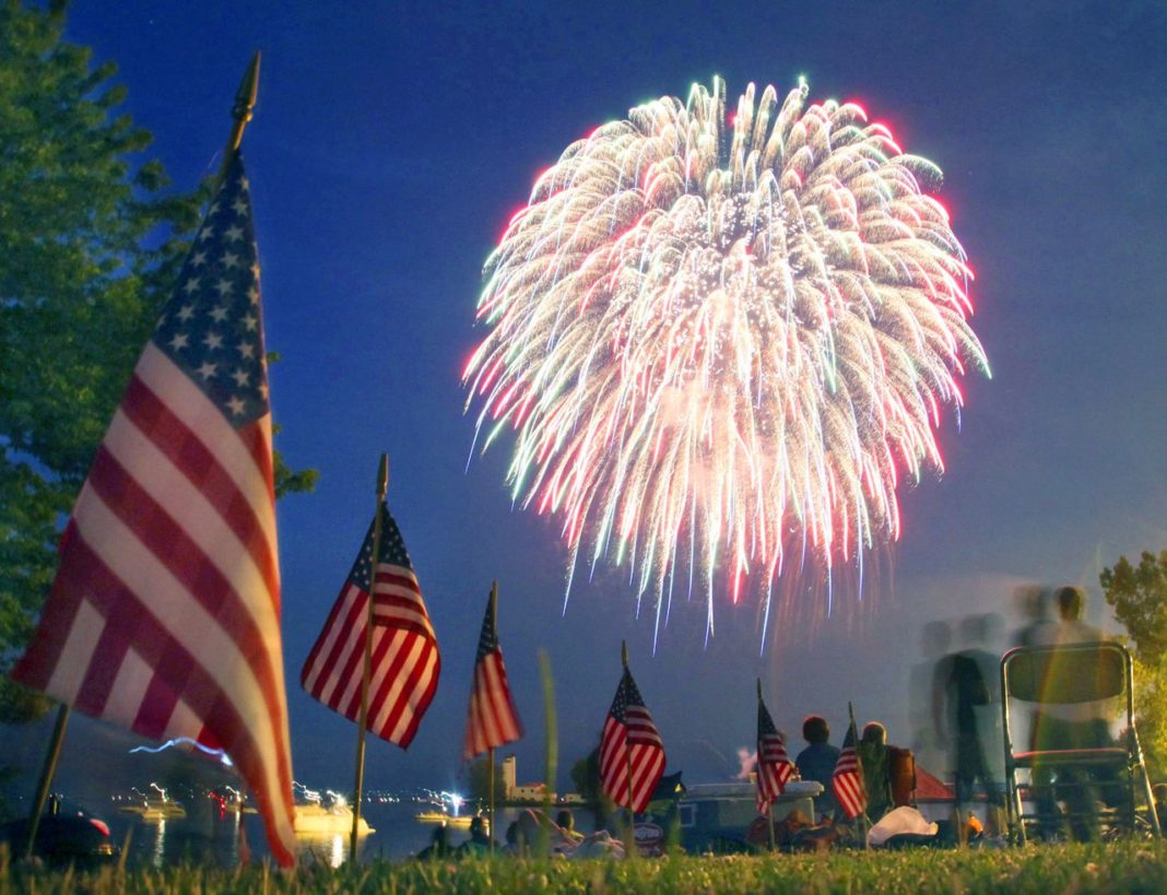 În prezent, ziua de 4 iulie este marcată prin etalarea steagului american, discursuri politice, ceremonii, parade, petreceri, reuniuni de familie, picnicuri, meciuri de baseball, focuri de artificii și alte evenimente