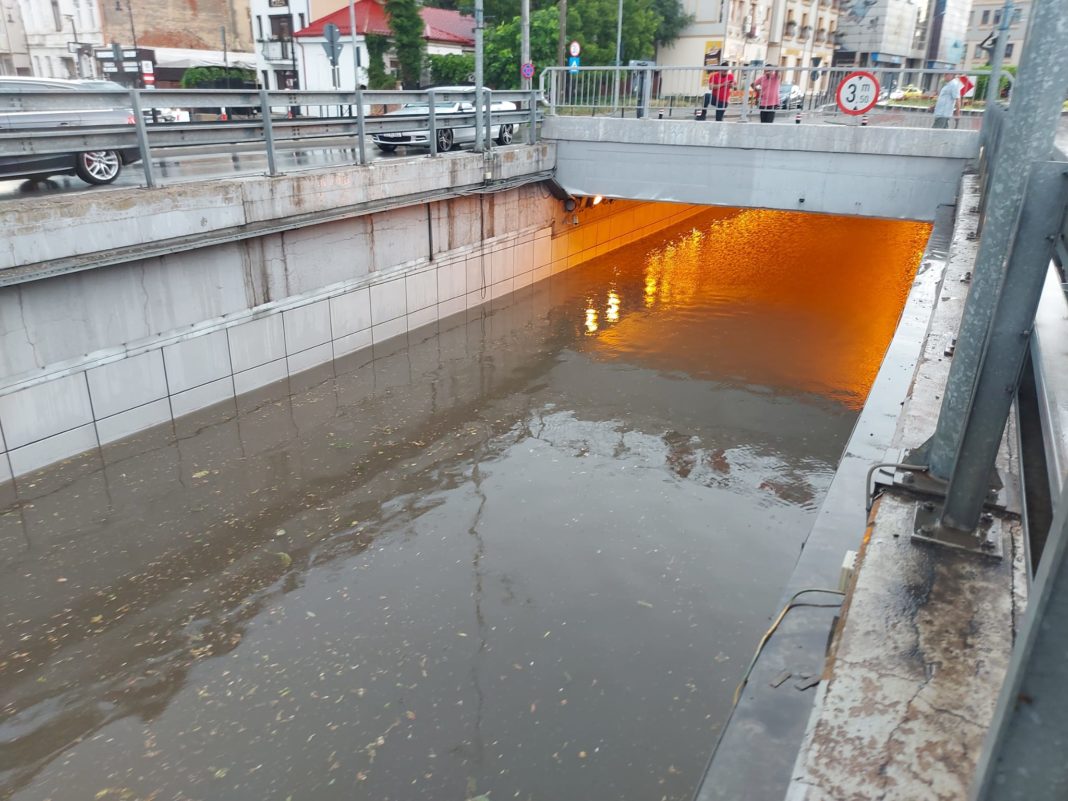 Apa este la jumătatea zidului pasajului subteran