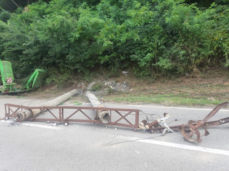În cădere, stâlpul fiind cu fire de electricitate pe el, a angrenat alți doi stâlpi