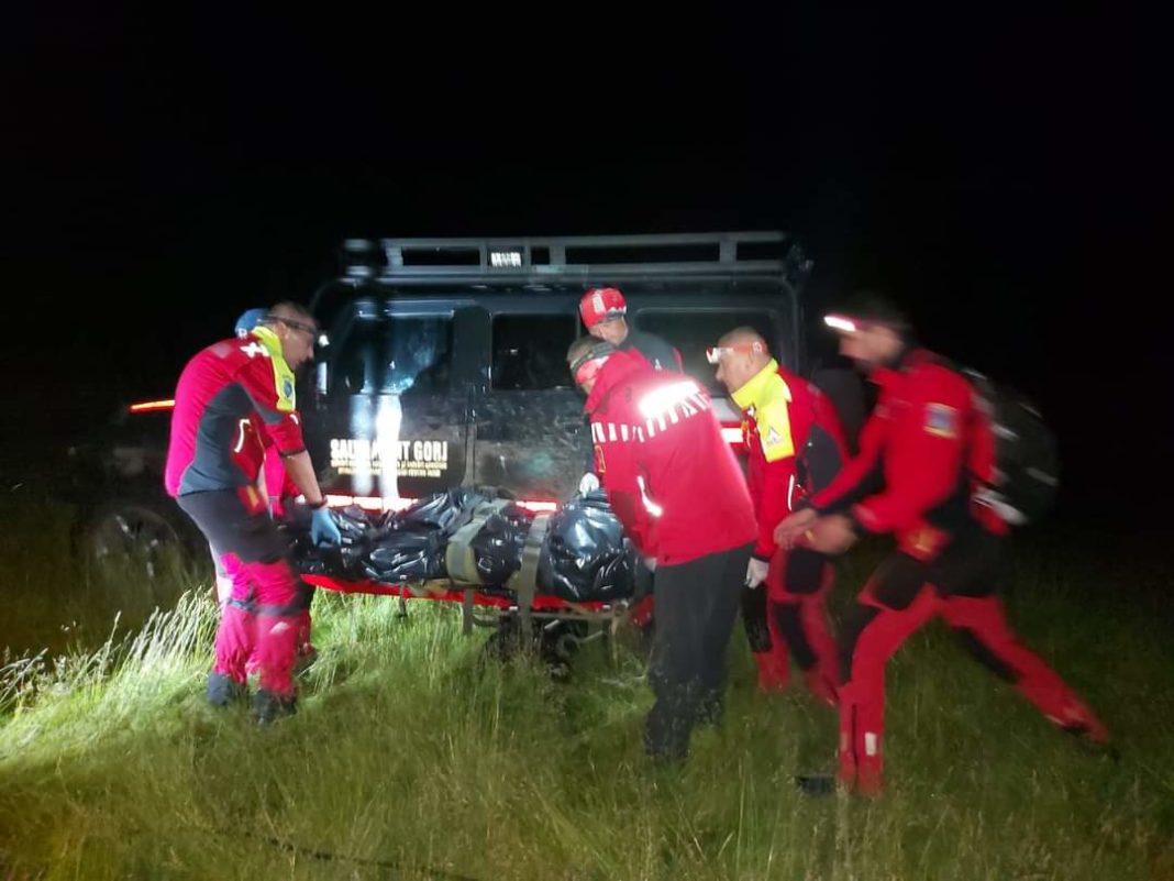 Poliția anchetează moartea ciobanului lovit de fulger în Munții Vâlcan