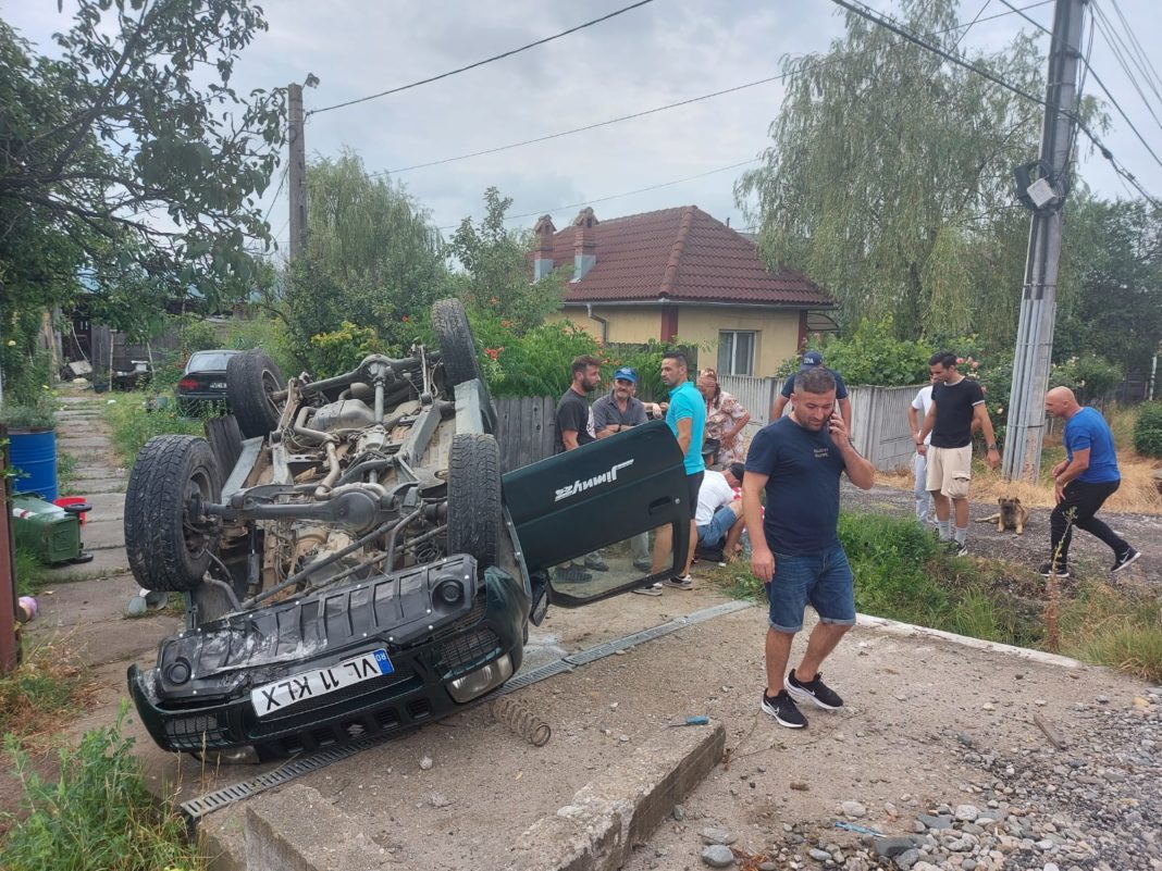 În urma impactului unul dintre autoturisme s-a răsturnat