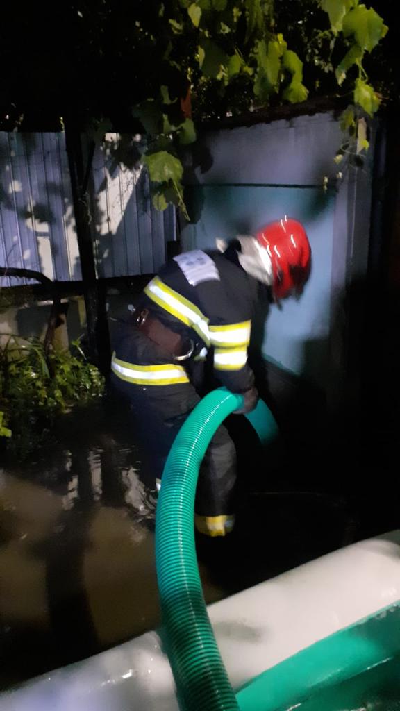 Un echipaj de pompieri din cadrul Detașamentului Drobeta Turnu Severin a intervenit cu o autospecială de lucru și o motopompă transportabilă pentru evacuarea apei dintr-o bucătărie a unei case de locuit