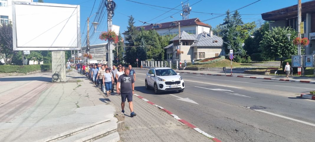 Minerii au pornit mai întâi într-un marș pe străzile din oraș și s-au oprit în zona Hotelului 