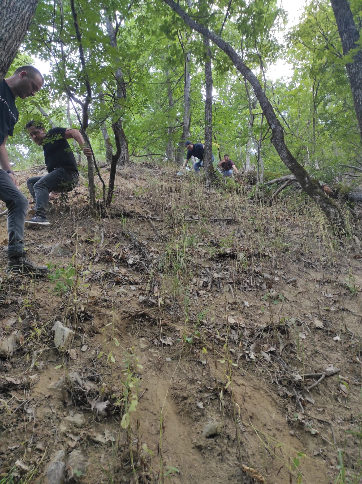 După 3 zile de căutări, echipele mixte au identificat bărbatul dispărut, într-o râpă situată în zona Mala din comuna Eșelnița