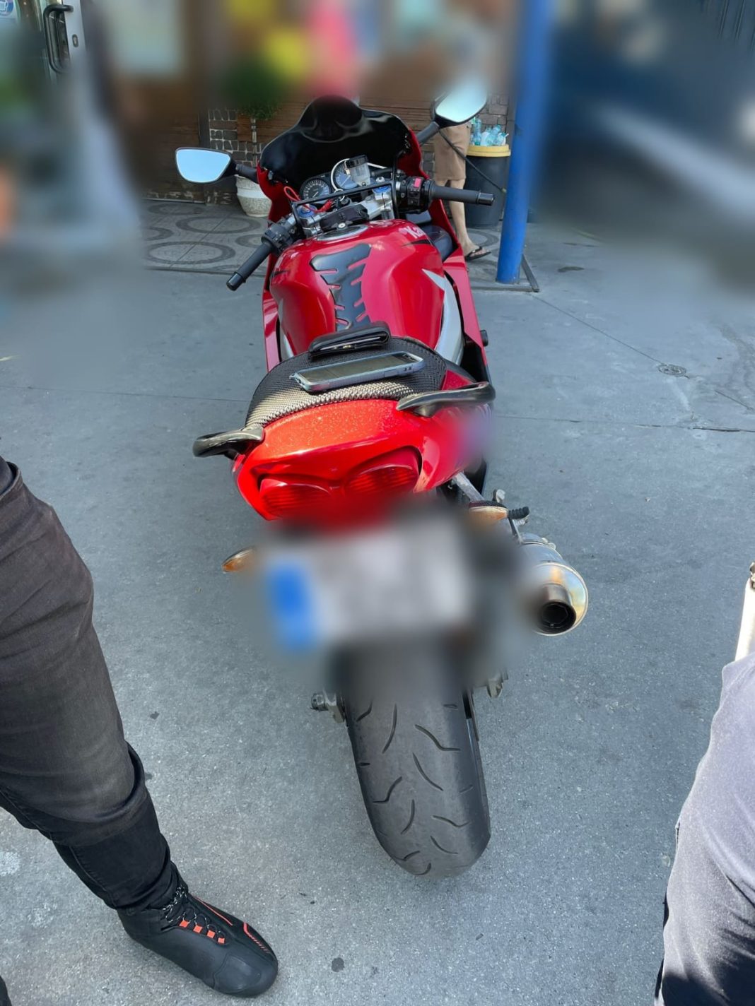 Polițiștii au constatat faptul că motocicleta era condusă de un tânăr, în vârstă de 29 de ani, din municipiul Caracal și că aceasta poluează fonic în mers, dar și în staționare, peste limita legal admisă