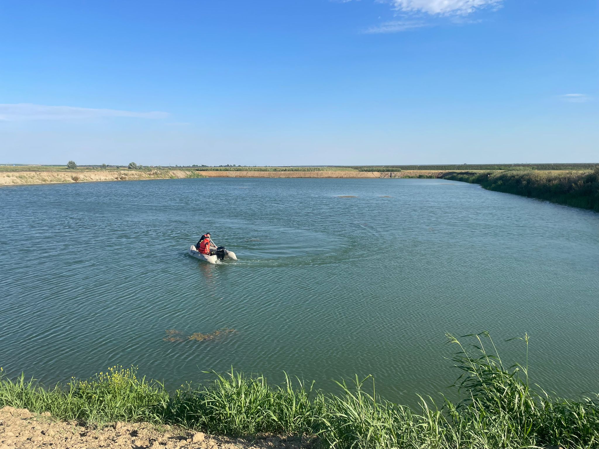Tânărul a fost găsit în lac, fiind scos la mal de către scafandrii ISU