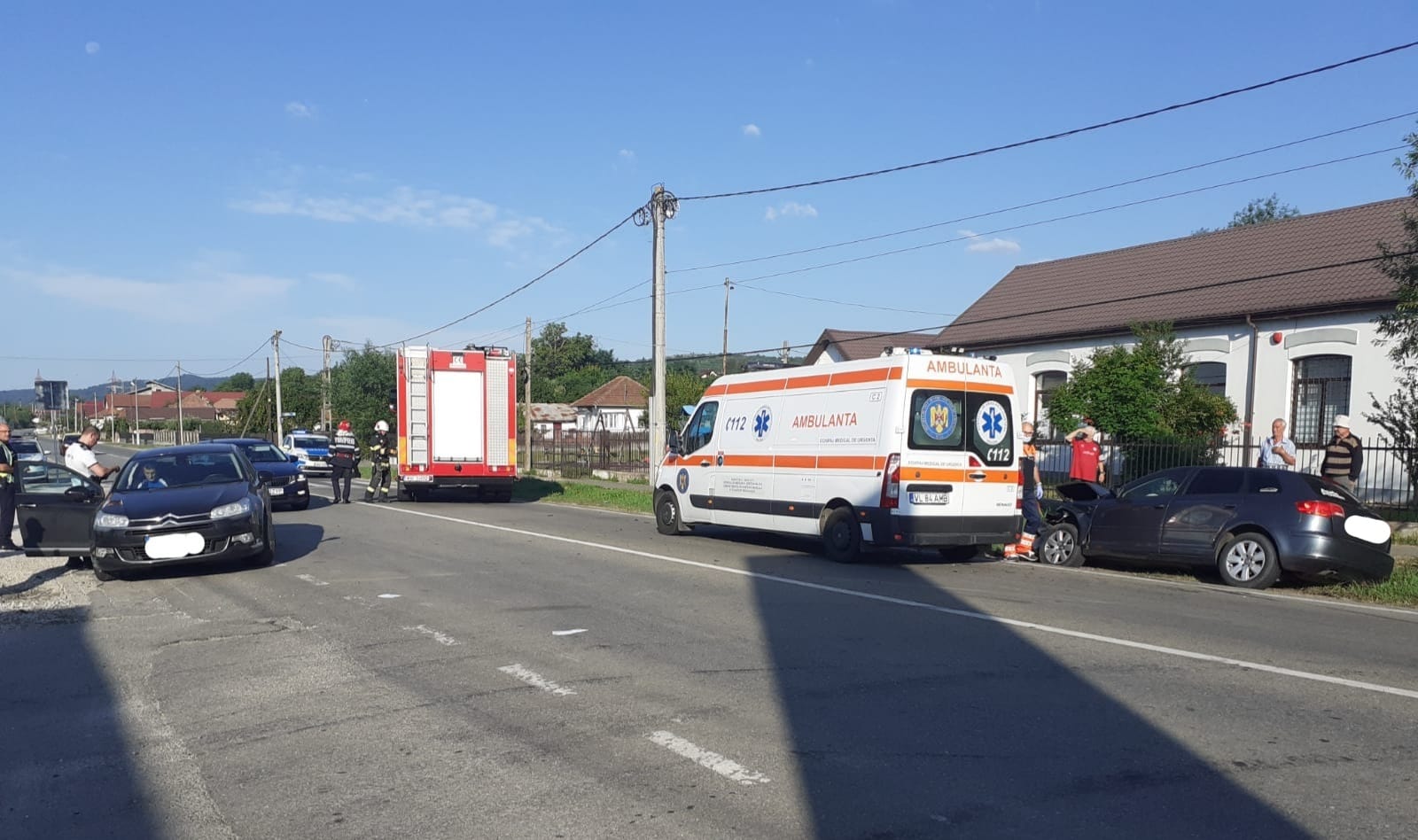 Doi răniți după ciocnirea a două mașini, în această dimineață în localitatea vâlceană Căzănești