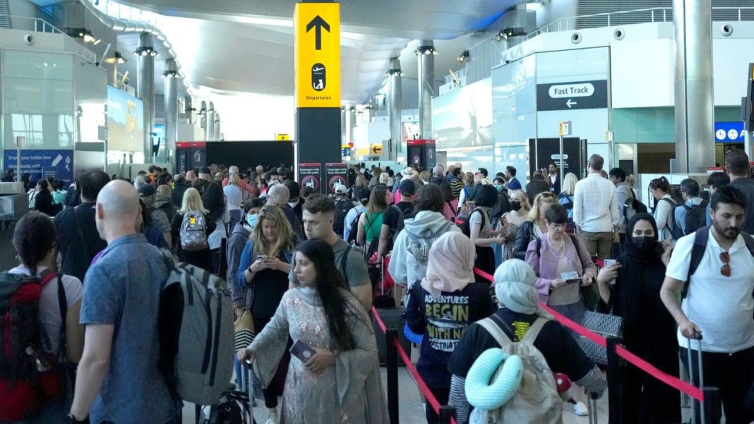 Aeroportul Heathrow limitează numărul de pasageri care pleacă pentru a evita haosul