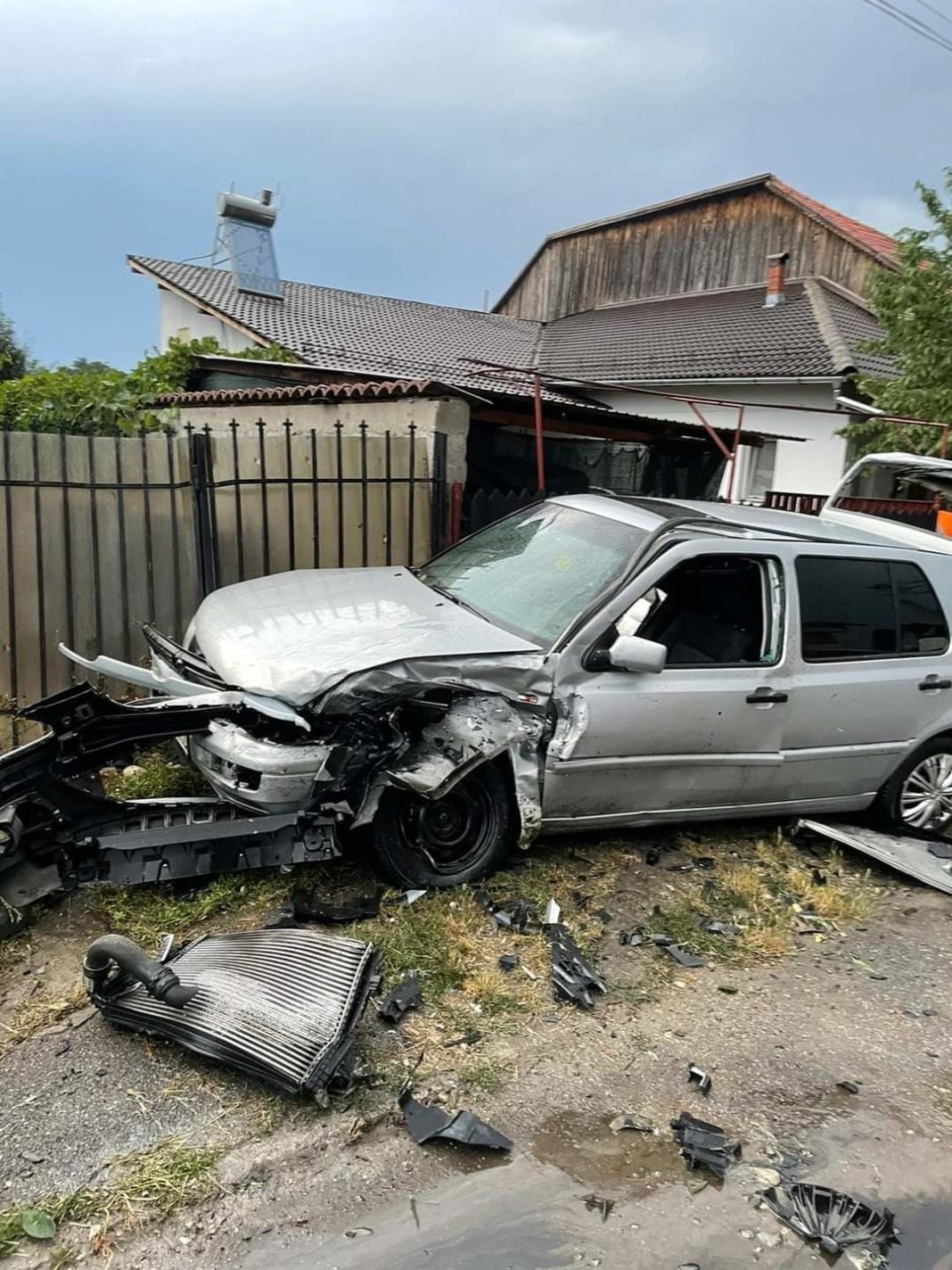 Gorj: Patru mașini avariate într-un accident rutier produs de un șofer de 19 ani