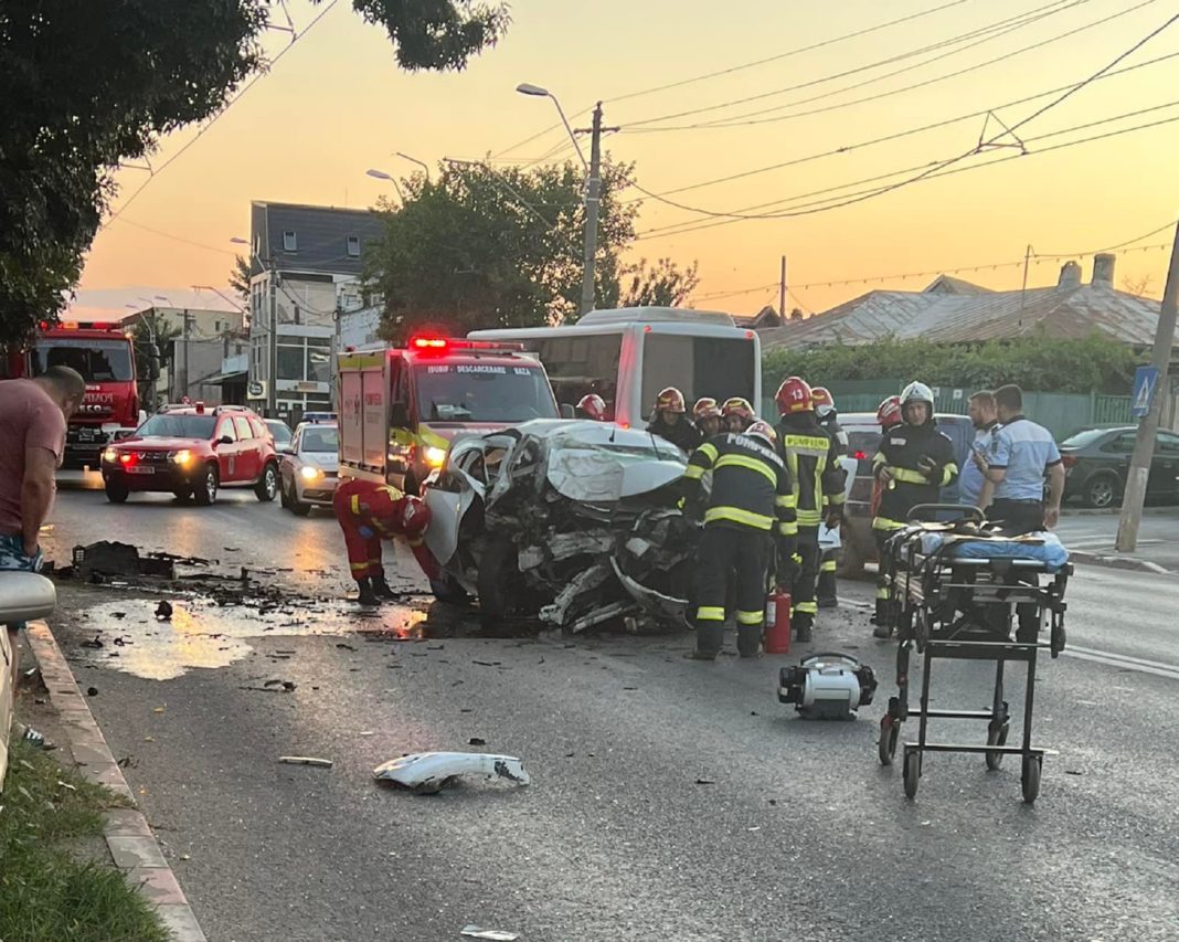 Un bucureștean a murit pe loc după ce a intrat cu mașina într-un copac