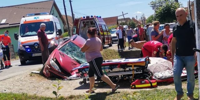 Patru răniţi, după ce un autoturism a intrat într-un grup de persoane aflate pe marginea drumului