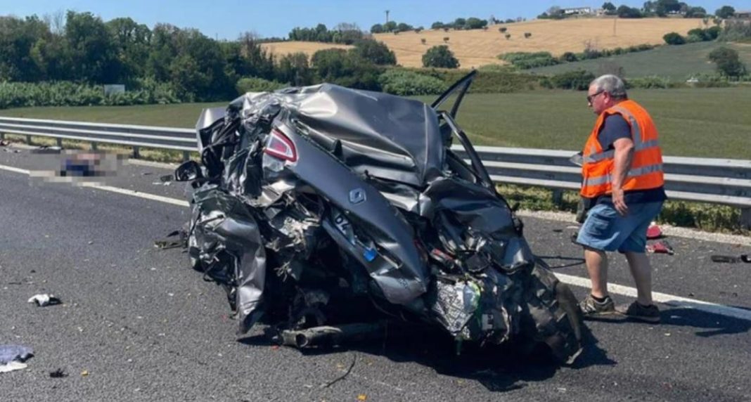 Un şofer român a făcut praf o maşină staţionată pe banda de urgenţă, în Italia
