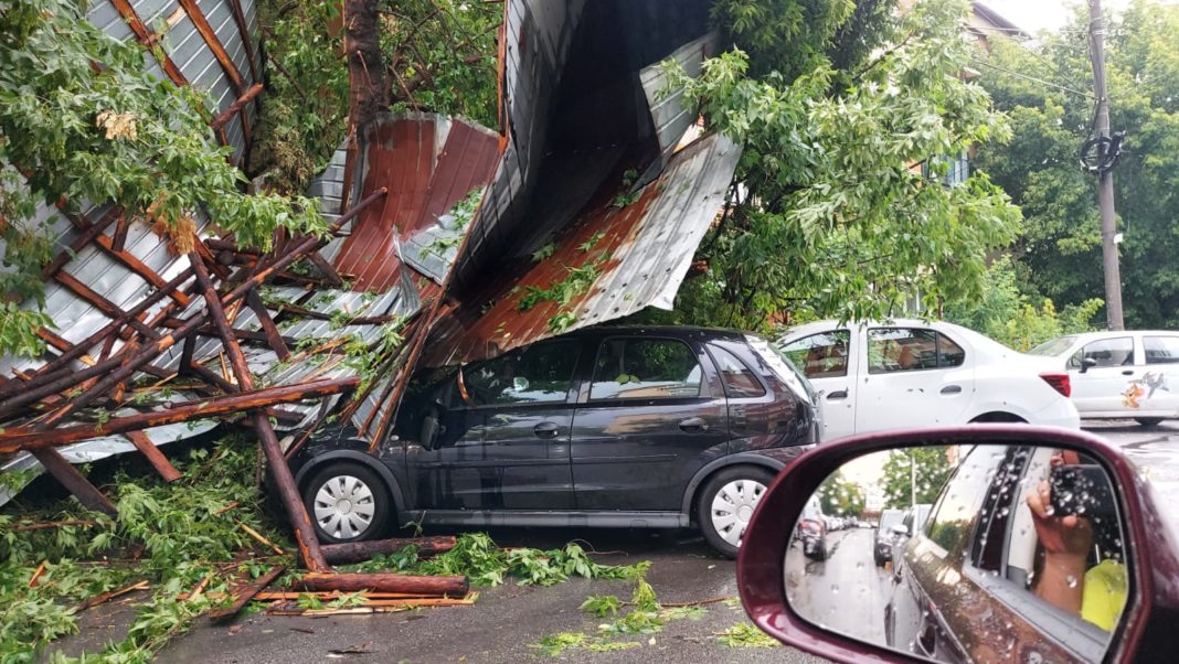 Peste 50 de maşini au fost avariate de furtuna de la Craiova