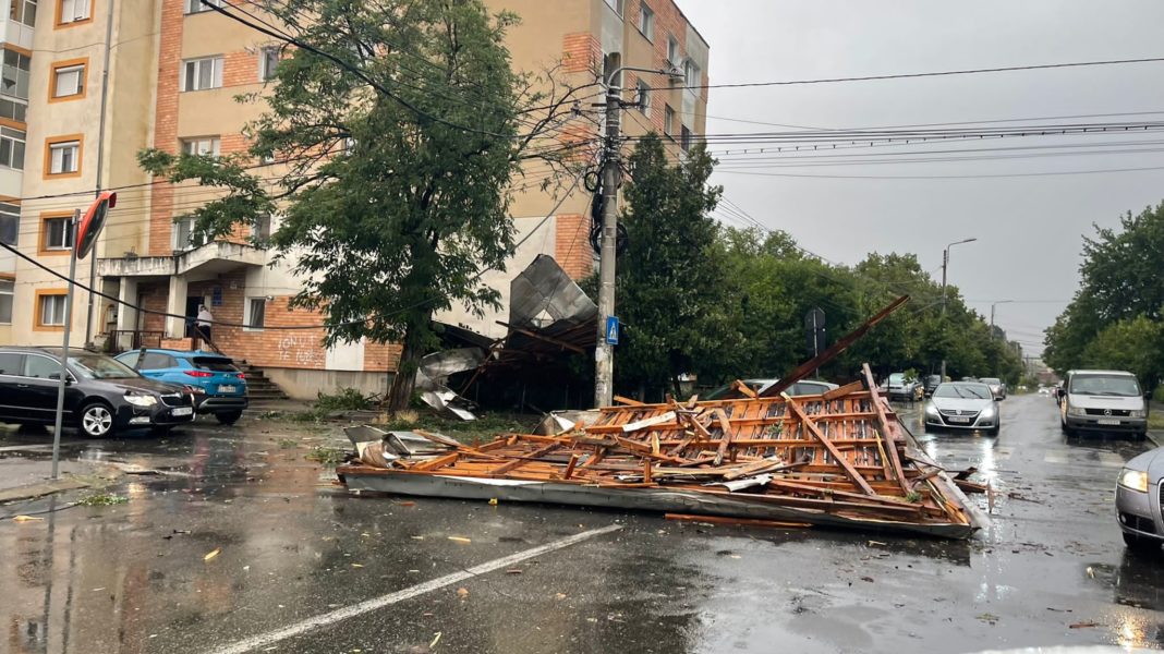 22 de acoperișuri de bloc au zburat efectiv după vijelia care a lovit Craiova sâmbăta trecută. Niciunul nu avea autorizație de construire.