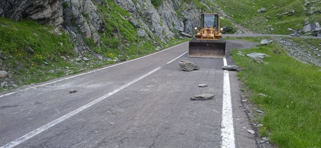 Trafic blocat pe Transfăgărășan din cauza pietrelor căzute de pe versanţi