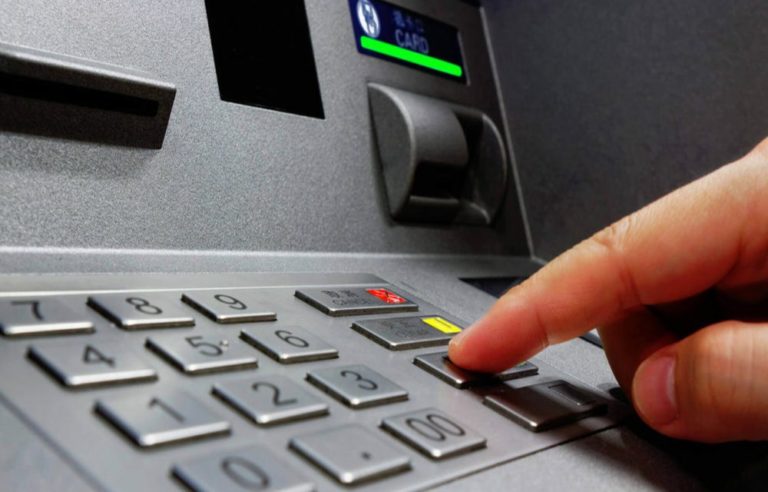 Proiectul de lege care vrea să oblige băncile să renunțe la limitarea sumelor retrase de la bancomat a ajuns la Senat