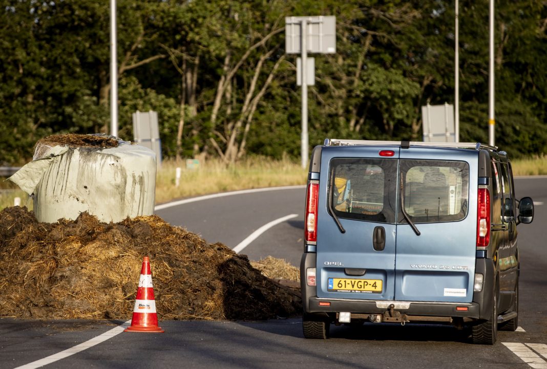 Fermierii olandezi, supăraţi pe guvern, au blocat câteva autostrăzi cu bălegar