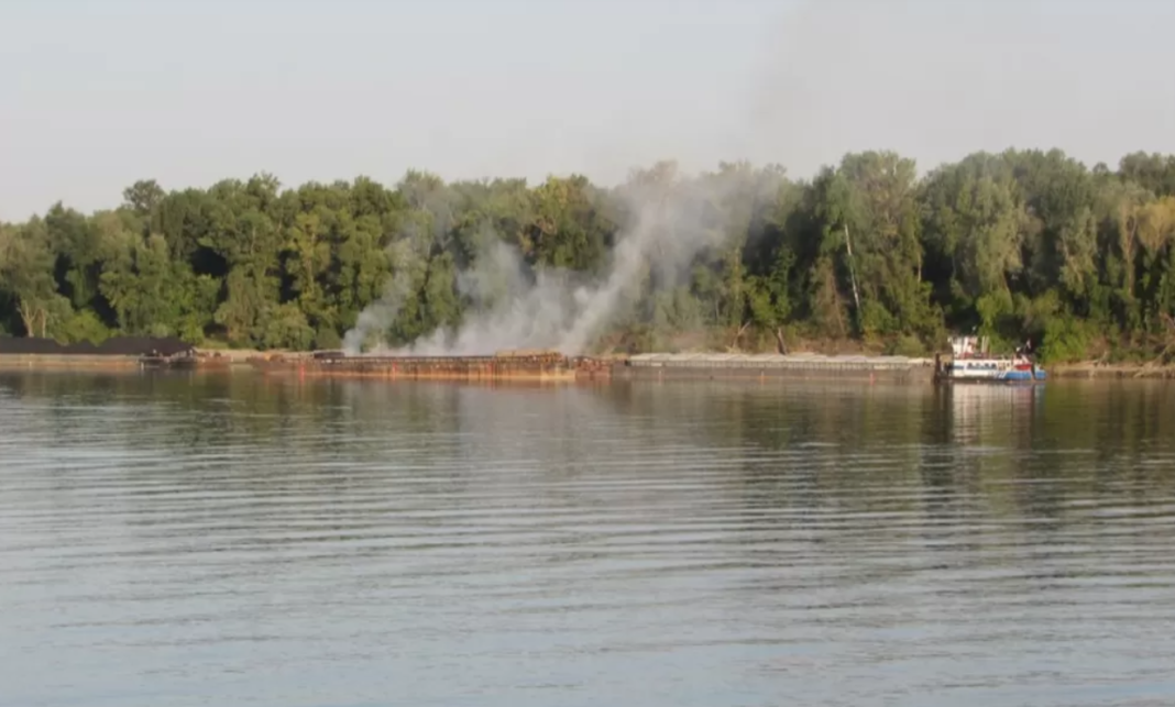 Bulgaria a început descărcarea barjelor cu cărbune are arde pe Dunăre