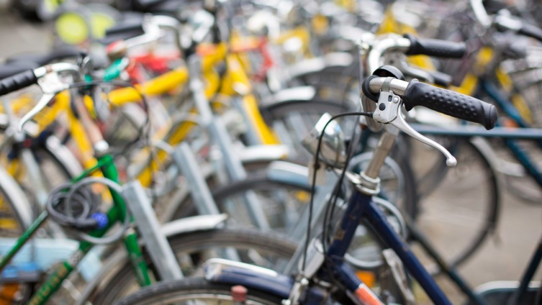 Un bărbat a pus la vânzare 230 de biciclete pe care fusese plătit să le aducă din străinătate