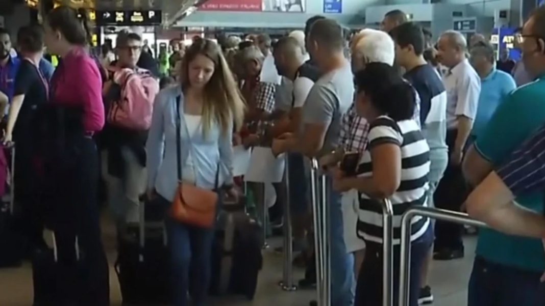 Pe Aeroportul Otopeni din cauza lipsei de personal: românii, nevoiți să stea la cozi infernale