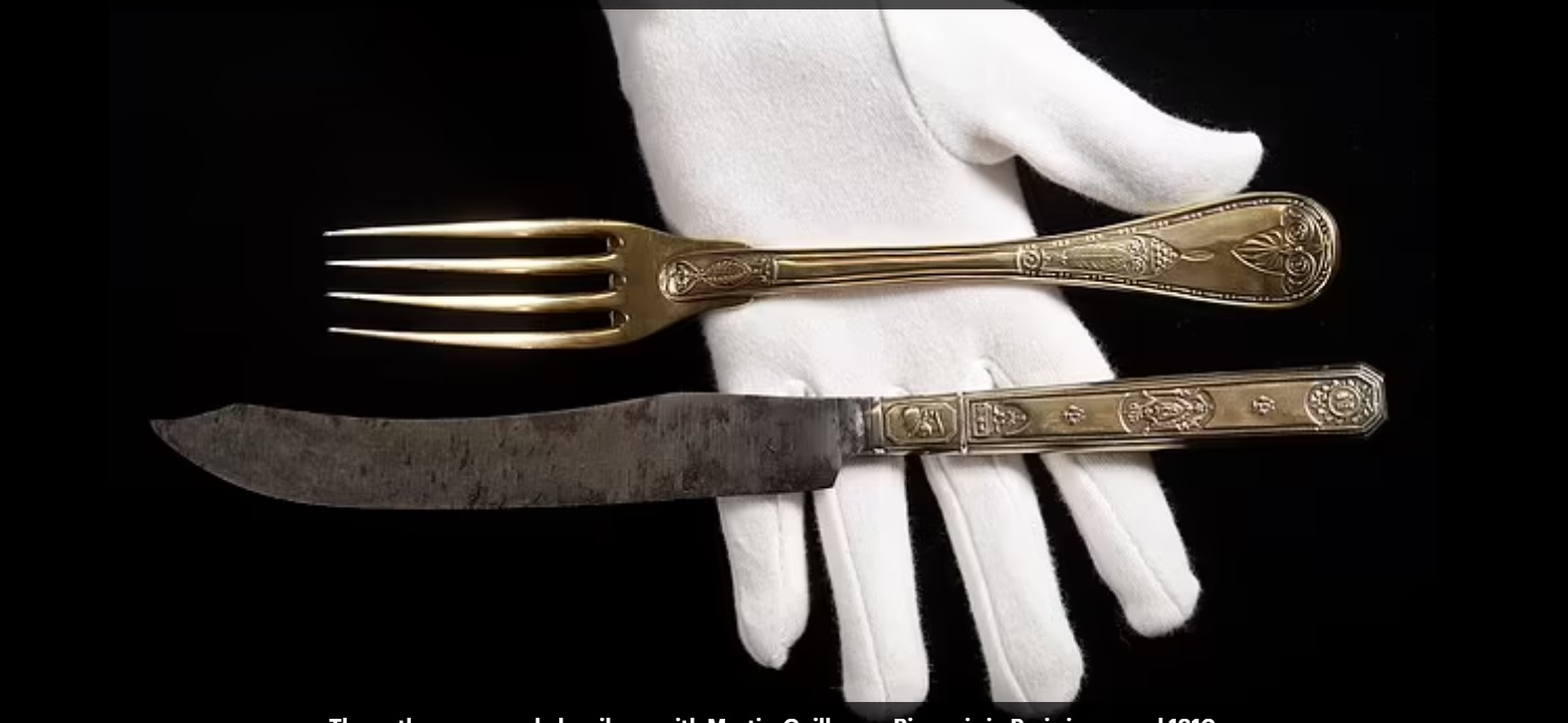 Un cuțit și o furculiță personalizate despre care se crede că au fost folosite de împăratul Napoleon s-au vândut cu 11.250 de lire sterline după un război de licitații