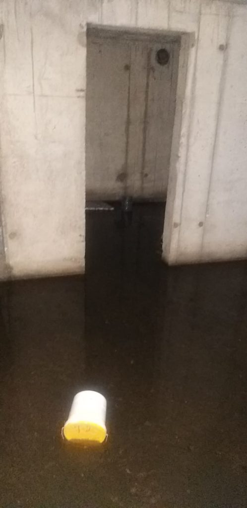 Stau de o săptămână şi jumătate cu subsolul blocului inundat cu dejecţii. Apa din canalizare a refulat la ultima ploaie în adăpostul antiaerian al unui bloc social din Craiova