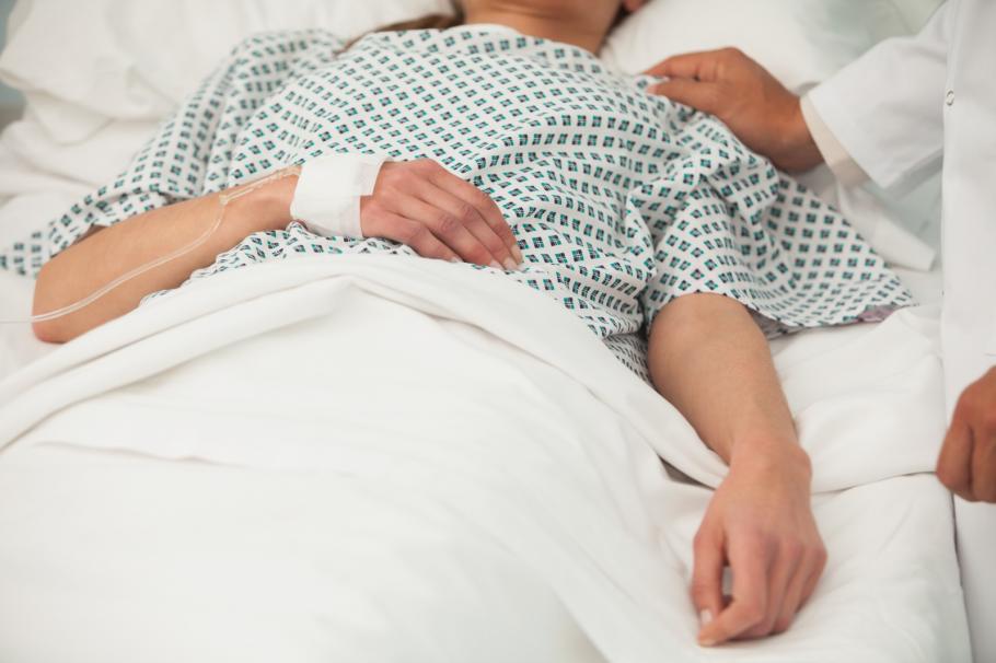 Femeie băgată în comă de patronul care a bătut-o cu toporul
