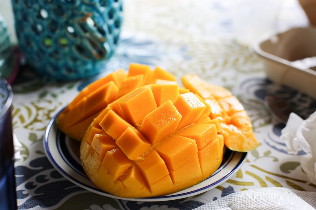 Mango este un fruct tropical foarte iubit cu gust dulce , originar din Asia și, în special, din India