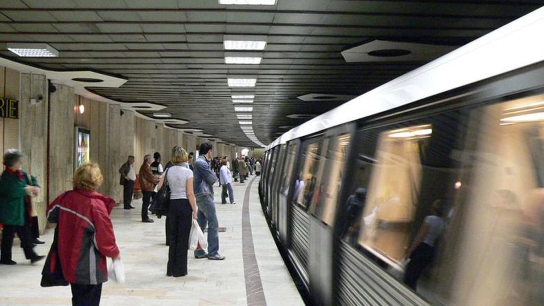 O femeie a căzut pe șine la stația de metrou Piața Victoriei 1