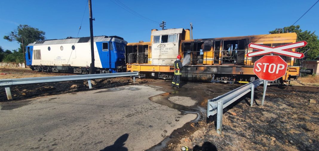 Mecanicul unei locomotive în flăcări a condus trenul până la o zonă cu acces rapid pentru pompieri