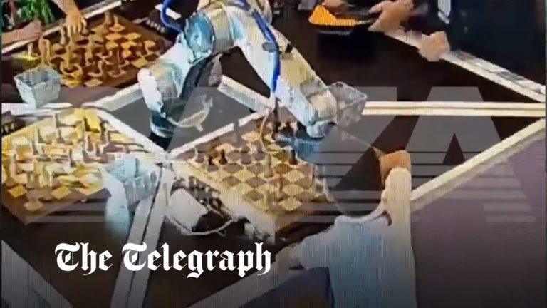 (VIDEO) Un robot i-a rupt degetul unui băiețel la un turneu de șah în Rusia