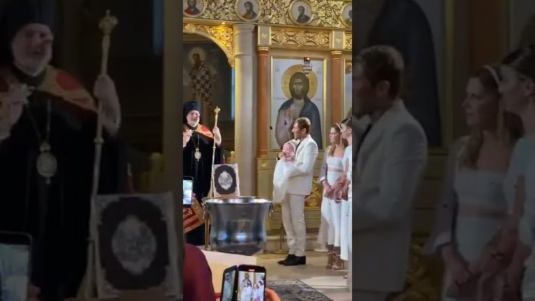 (VIDEO) Primul botez ortodox pentru copii unui cuplu gay din Grecia