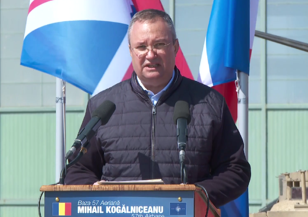 mihail Premierul Ciucă participă la ceremonia de prezentare a drapelului de luptă al unităţii americane de la baza Mihail Kogălniceanu