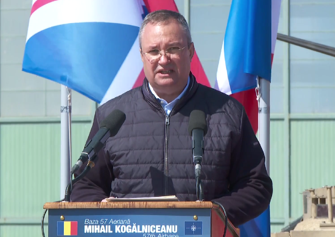 Premierul Ciucă participă la ceremonia de prezentare a drapelului de luptă al unităţii americane de la baza Mihail Kogălniceanu