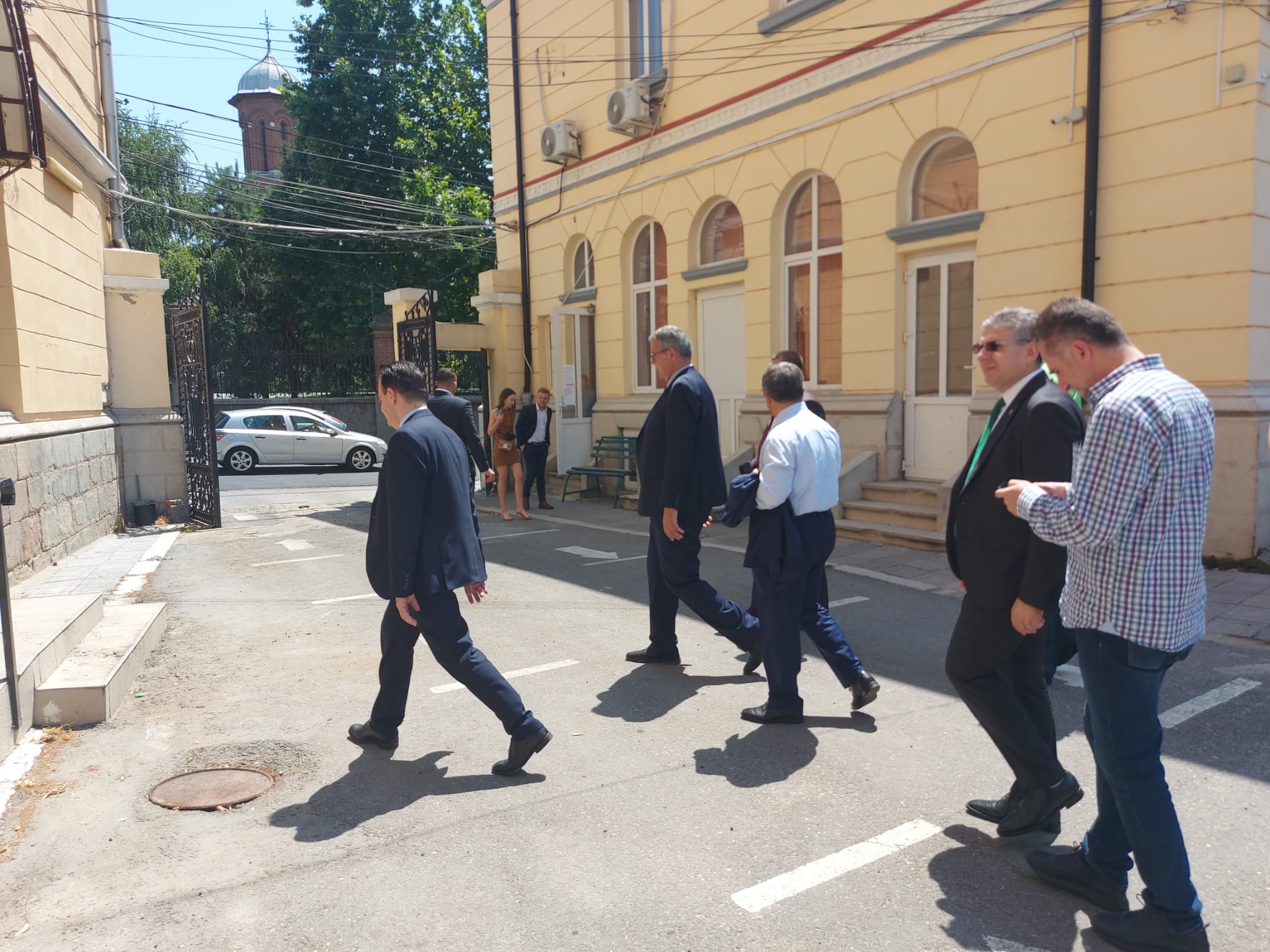Cum a intrat şi a ieşit Orban în două minute de la Colegiul "Carol I" din Craiova