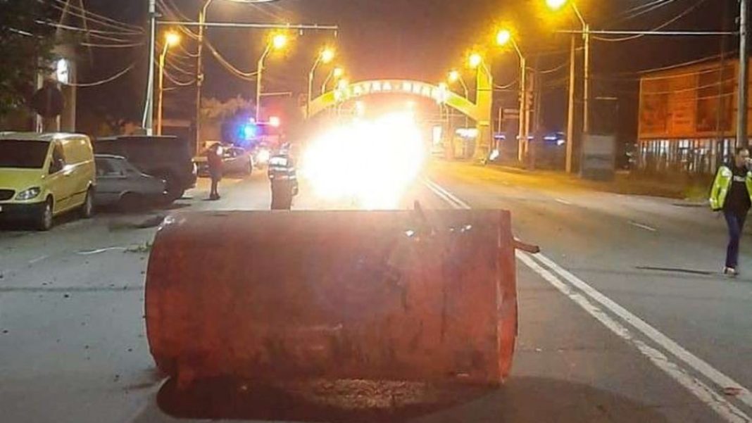 Un boiler de zeci de kilograme a aterizat pe o stradă din cauza unei explozii