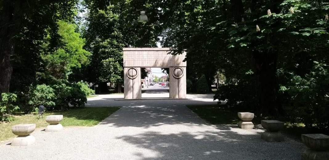 Poarta Sărutului din Parcul Central Târgu Jiu, un obiectiv vizitat de turi?ti Poarta Sărutului din Parcul Central Târgu Jiu, un obiectiv vizitat de turiști