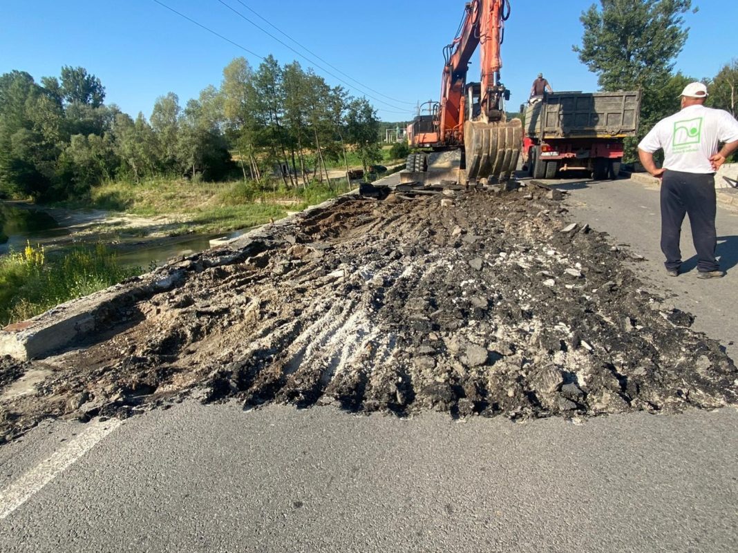 Vâlcea: Au început lucrările la podul peste râul Cerna de pe DN 65C. Vezi variantele ocolitoare