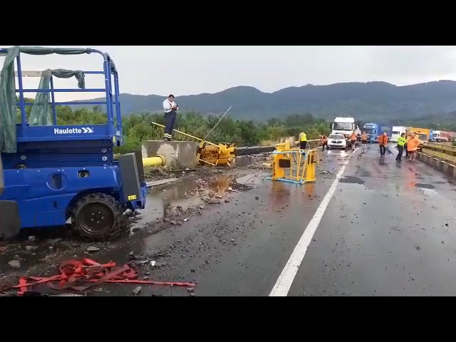 (VIDEO) TIR încărcat cu nacele, izbit de parapet la Călimănești. Pericol de incendiu