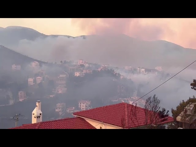 (VIDEO) Sate din apropiere de Atena, evacuate din cauza incendiilor