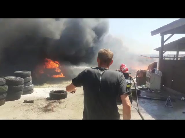 (VIDEO) Zeci de pompieri intervin la un incendiu de proporţii pe centura Severinului